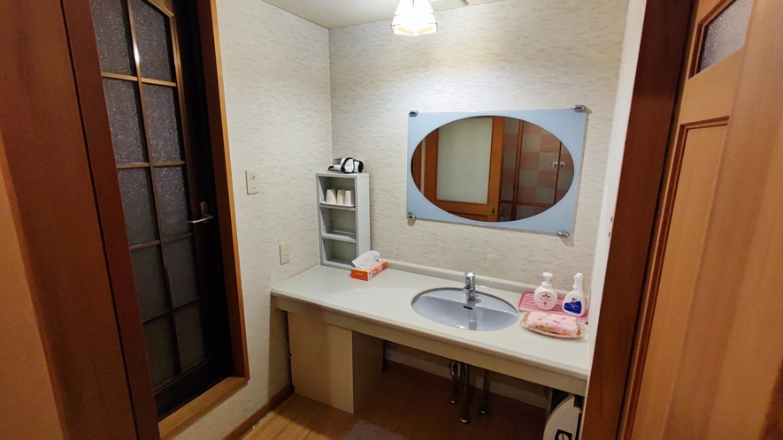 *二間客室一例／広々とした洗面所。独立したバストイレがついております。