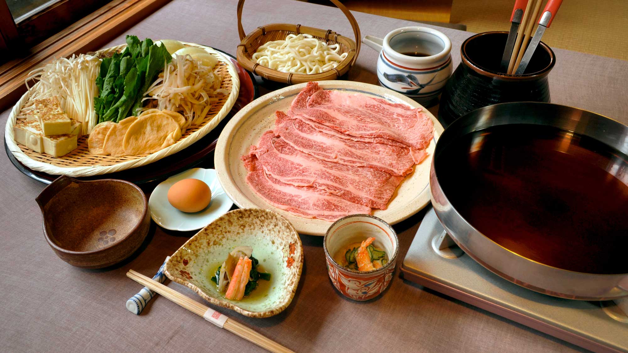 【奈義和牛のすき焼き】美しいサシのはいったお肉を割り下で、関東風にお召し上がりいただきます。