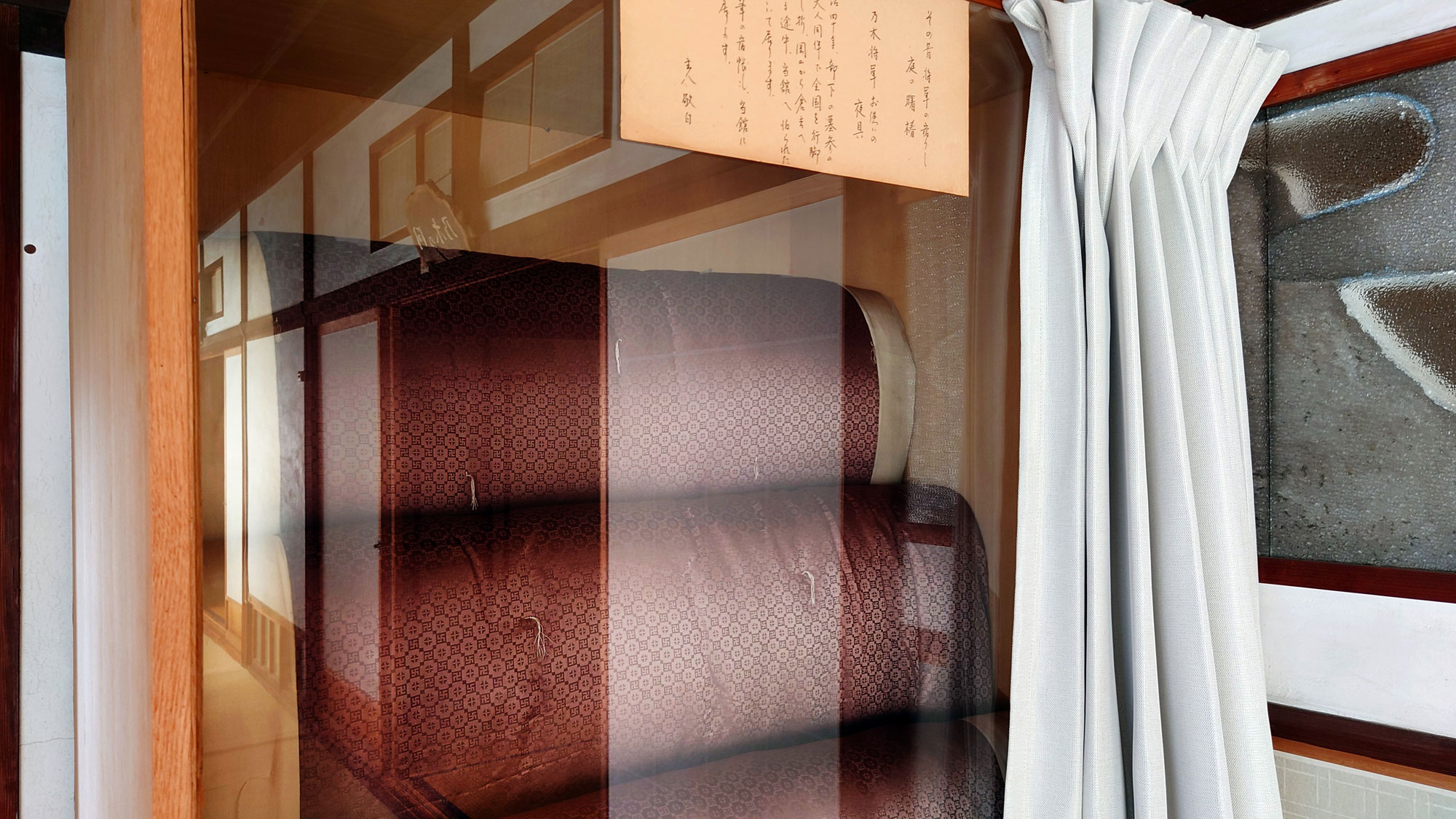 【乃木大将の間（14畳禁煙2階鍵付）】乃木大将御使用のお布団が保存されたガラスケースです