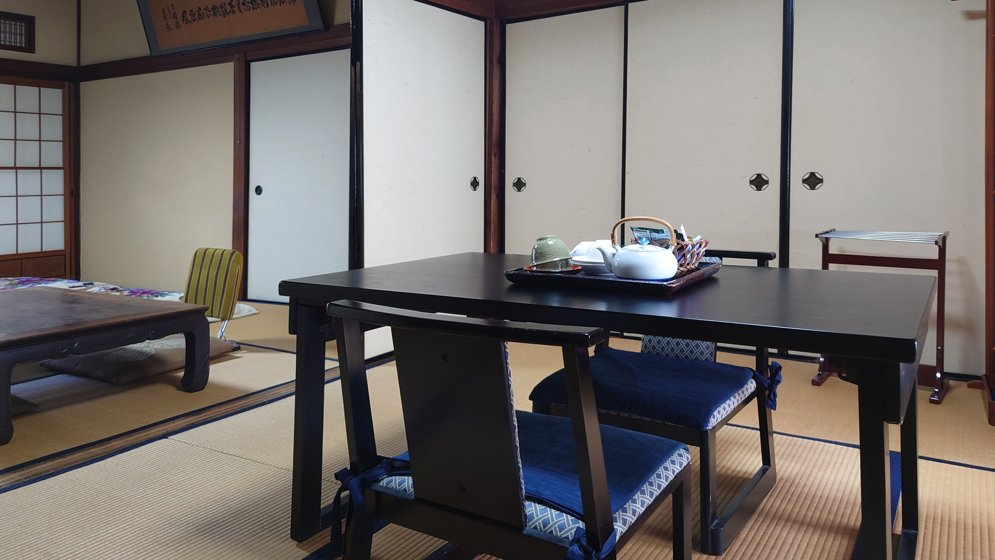 【乃木大将の間（14畳禁煙2階鍵付）】是非お茶をお楽しみください