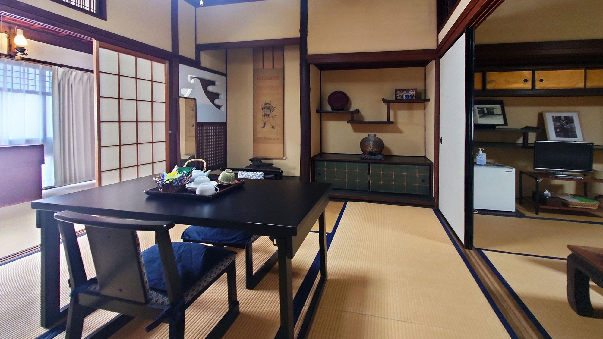 【乃木大将の間（14畳禁煙2階鍵付）】寛ぎの間と寝室に分かれております