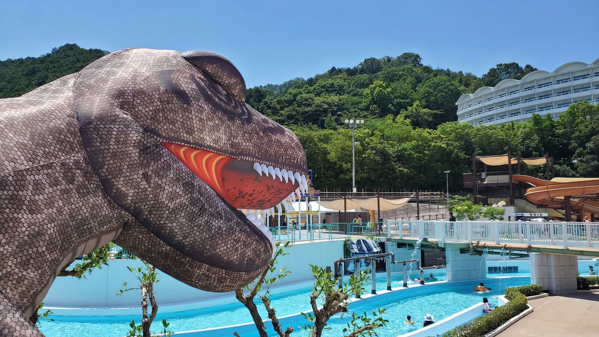 ■プールサイドでは恐竜たちが水遊び！？