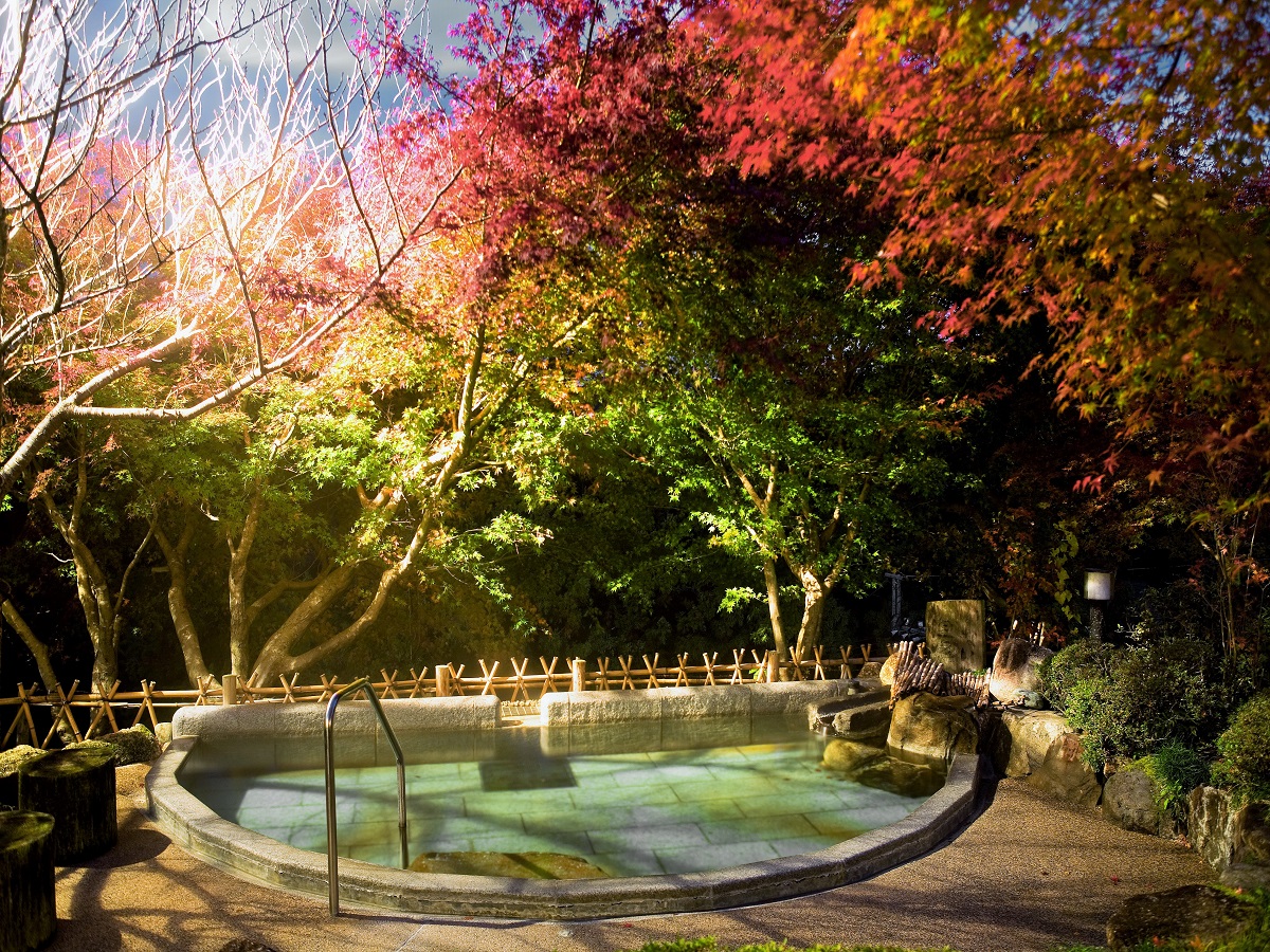 紅葉時の「叶えの湯」（11月下旬～12月上旬）