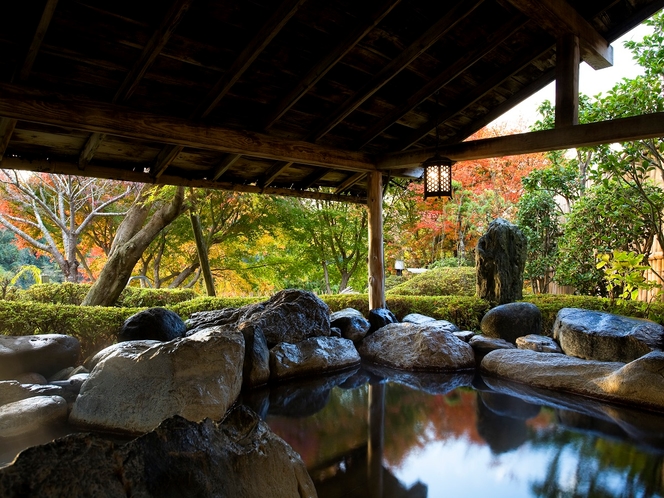 紅葉時の「願いの湯」（11月下旬～12月上旬）