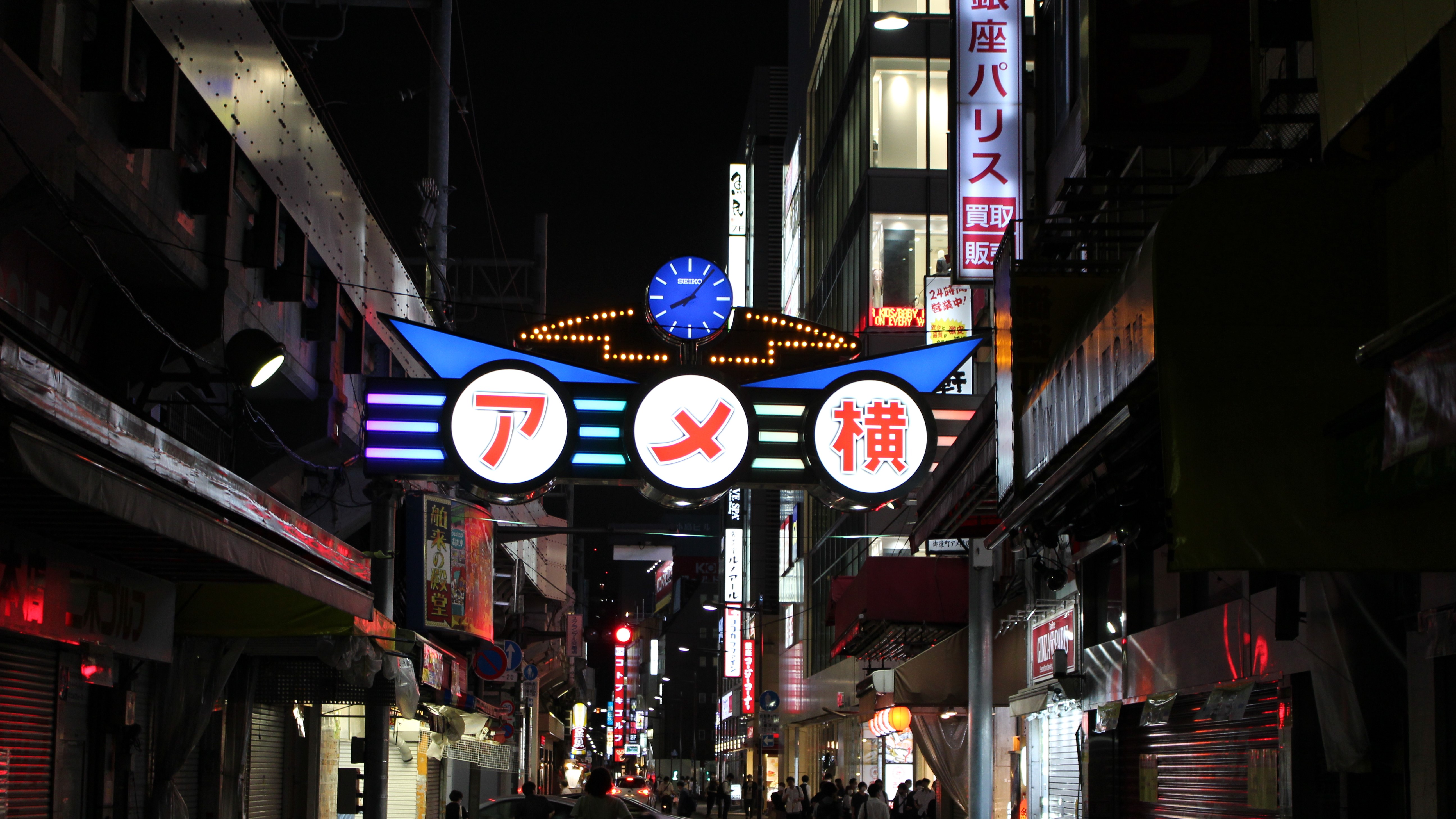 活気あふれる商店街「上野アメ横商店街（アメヤ横丁）」