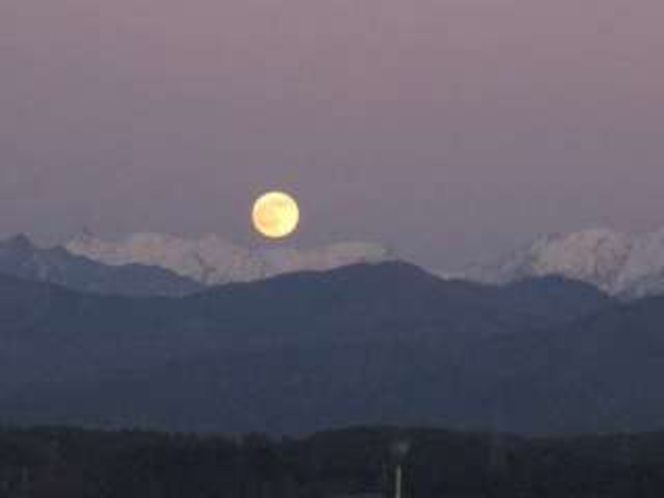 ⑥絶景かな！槍ヶ岳・穂高連峰と満月のお月さま（2009.12.2夕方4：45）
