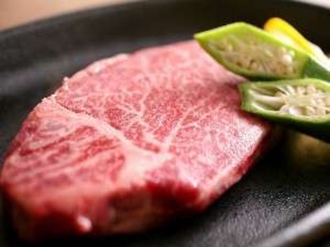 ③飛騨牛ヒレステーキはお肉本来の旨みを堪能できるよう、塩コショウでいただきます（一例）