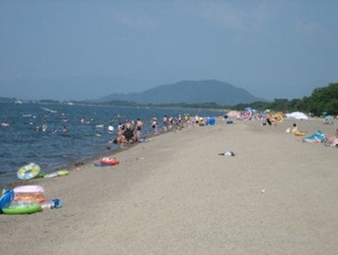 歩いて1分の新海浜水泳場はご家族連れに大人気