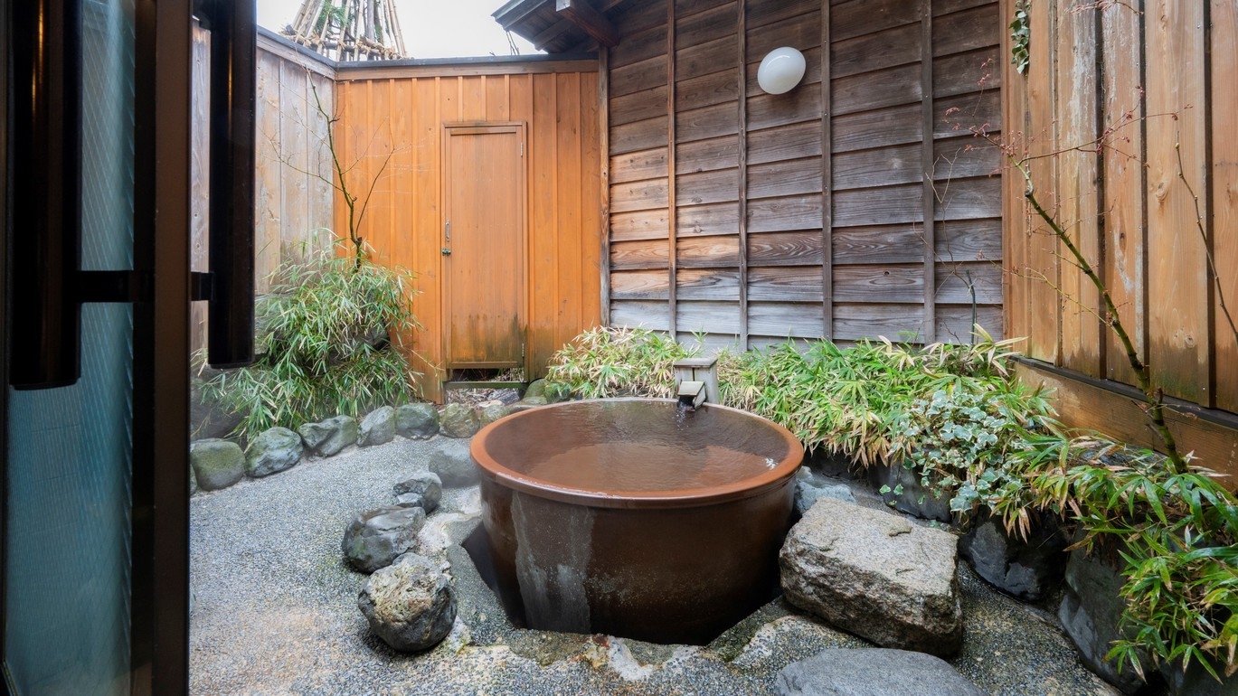 【源泉100％かけ流し貸切風呂付きプラン】当館人気の貸切風呂を無料で45分間ご利用可能｜夕食は花会席