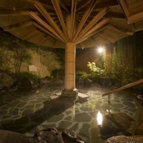『いろはの湯』幻想的な空間の露天風呂。