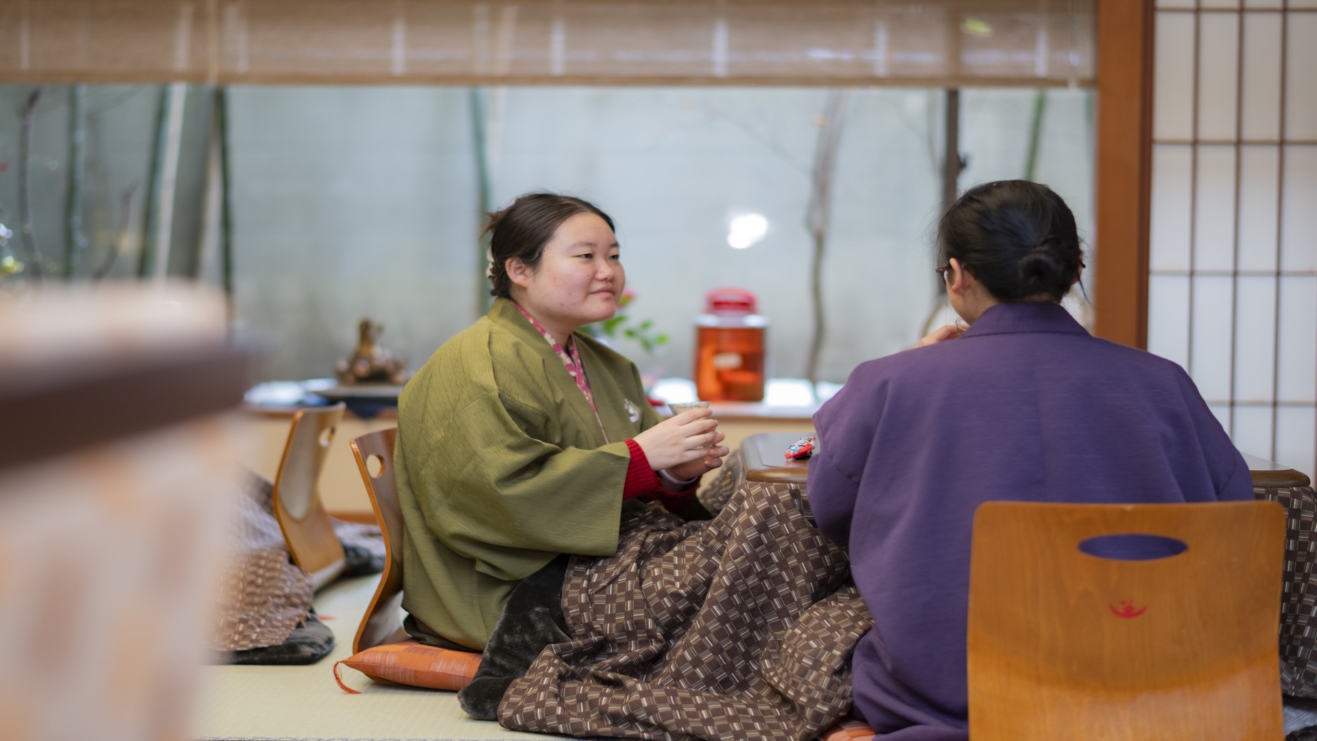 冬のこたつラウンジ｜こたつでゆったり語らう