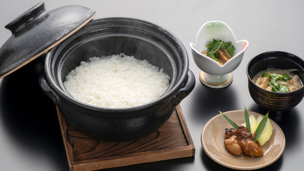 松泉閣花月の釜炊きご飯、魚沼産コシヒカリを炊き立てで提供