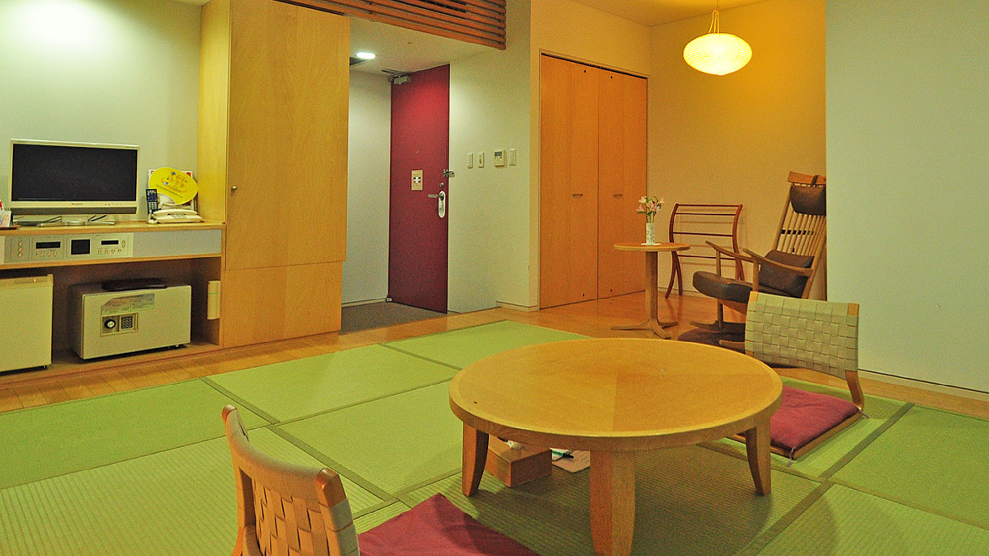 【和室】琉球畳を利用したモダンな客室です。