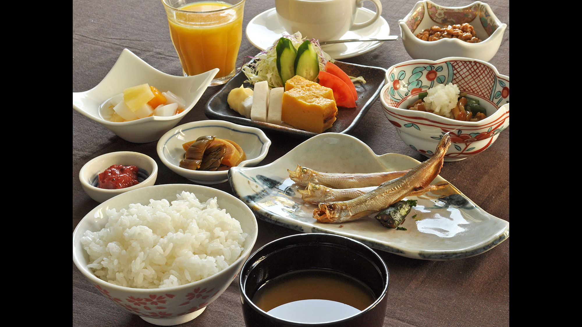 【和朝食一例】お米はむかわ産の「ななつぼし」を使用。地産地消にこだわった和定食です。