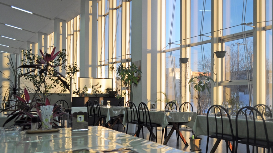 【四季の館】『コーヒーショップ四季』-明るく開放的な喫茶店です。
