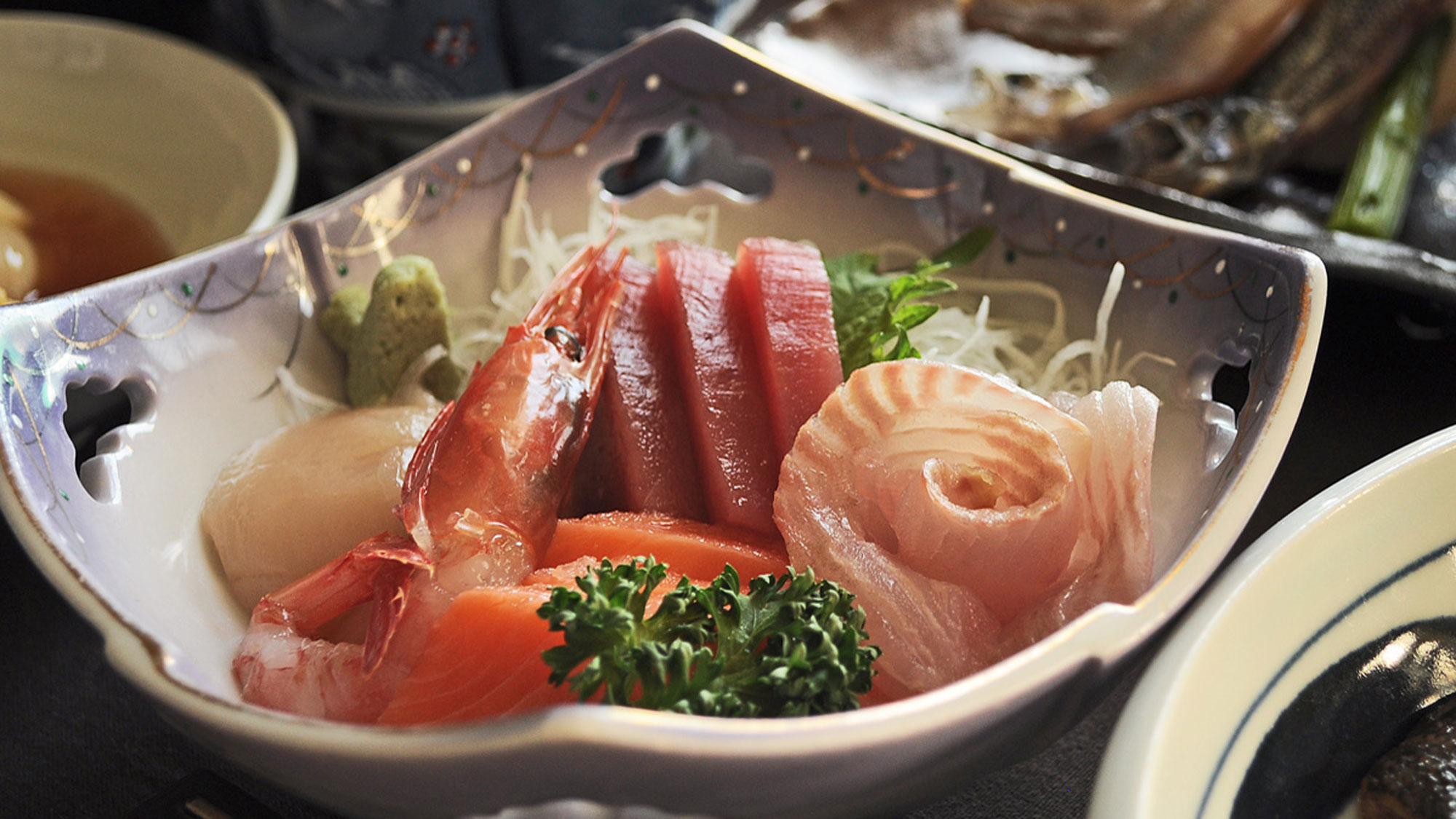 【夕食一例・極上プラン】旬のお刺身。新鮮な海の幸を贅沢にお召し上がり下さい。
