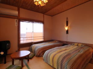 アジアンテイストの和室にローベットの配した部屋。海一望