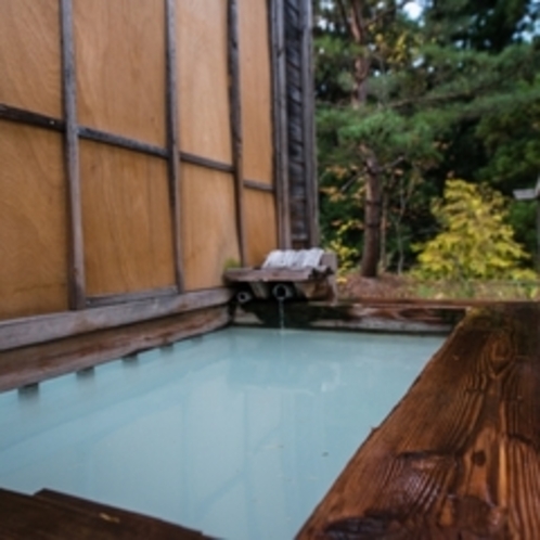  【貸切風呂　竜山】プライベートに温泉を愉しめる２名利用程度の露天風呂。少しだけ四季を感じられます