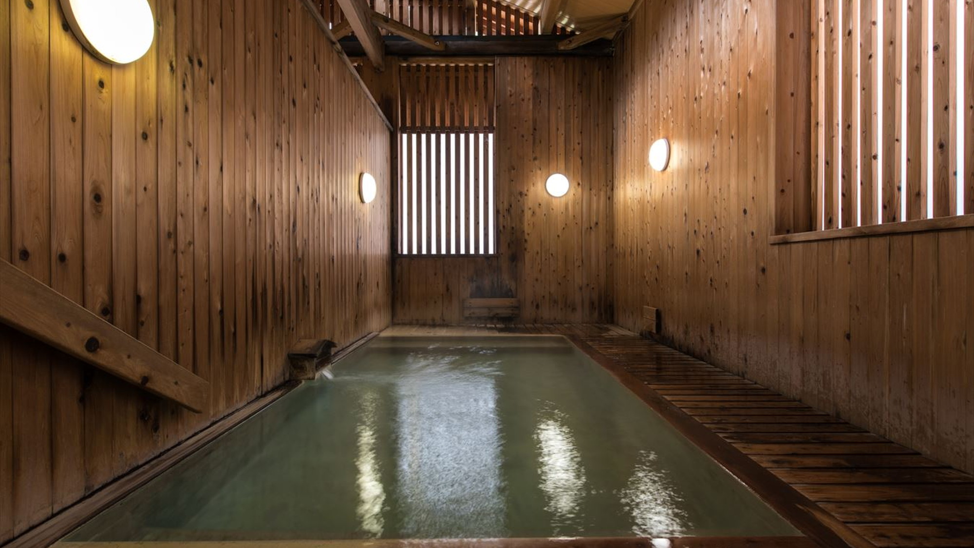 【湯めぐり／上湯共同浴場】蔵王温泉の中心部、温泉神社の鳥居前にある浴場。ホテルから徒歩10分程