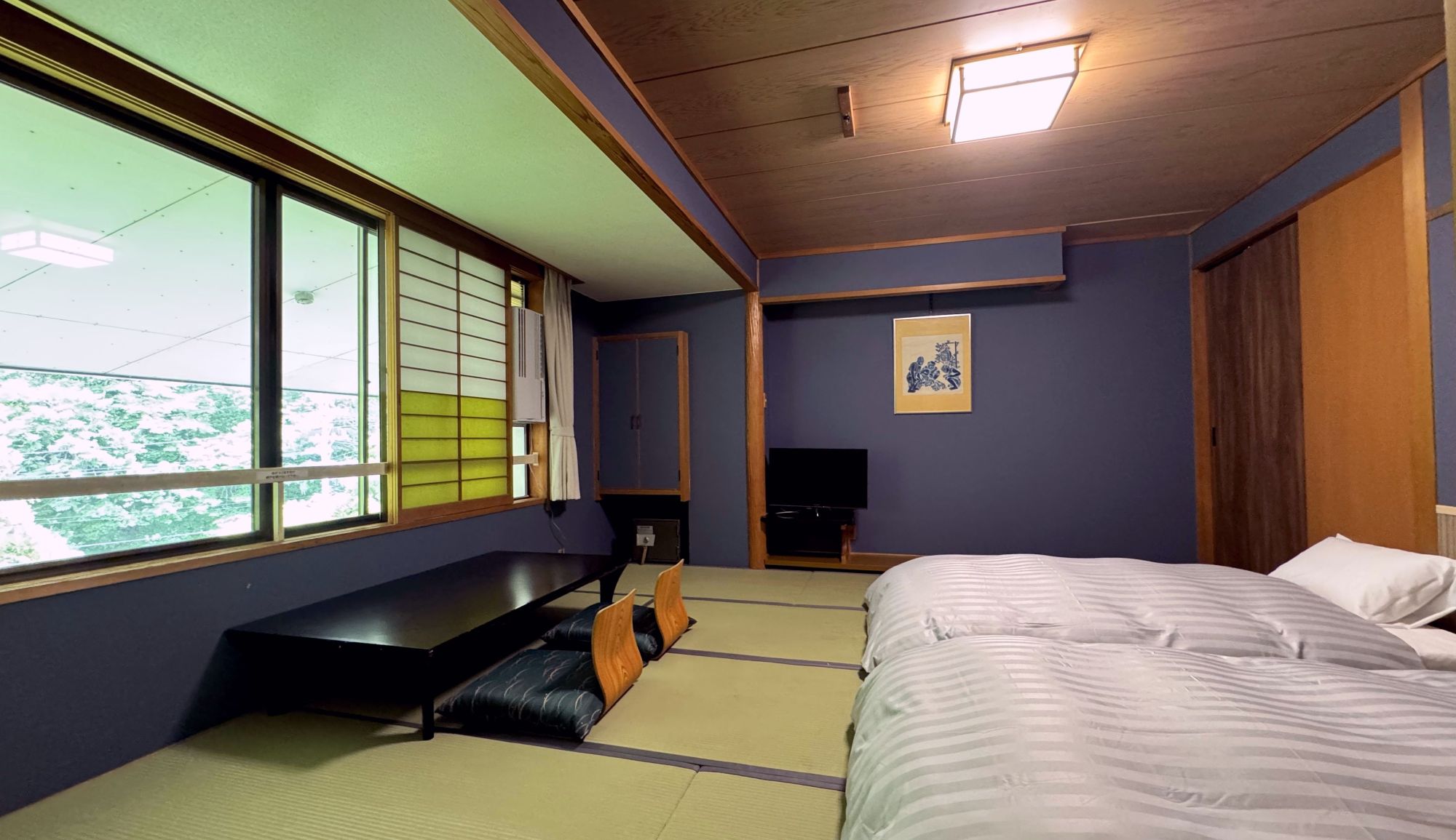 【倶楽部ルーム】和室ベッド36㎡／10畳　ローベッドが配置されゆったりとお休みいただけます