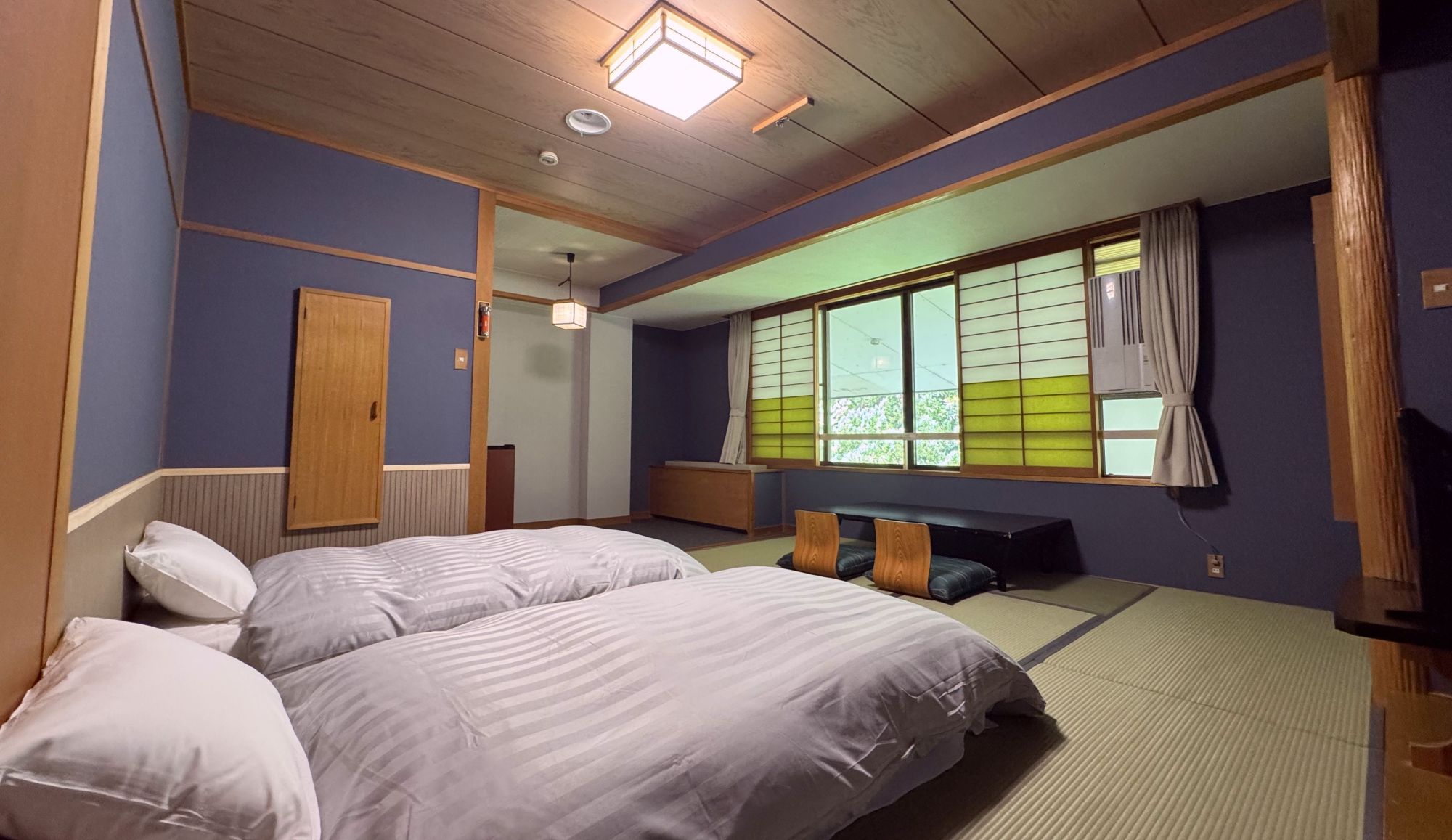 【倶楽部ルーム】和室ベッド36㎡／10畳　ローベッドが配置されゆったりとお休みいただけます