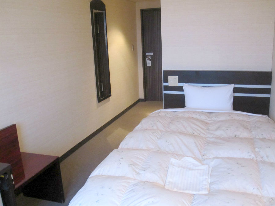 ■ ห้องพัก: ห้องเดี่ยว 15 ตารางเมตร ทุกห้องมีที่นอน Serta