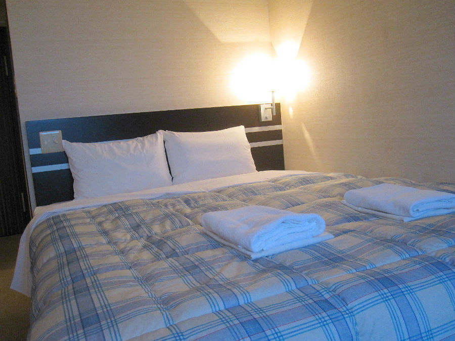 ■ Guest room: Double room ・ Bed width is queen size 160cm width and spacious size