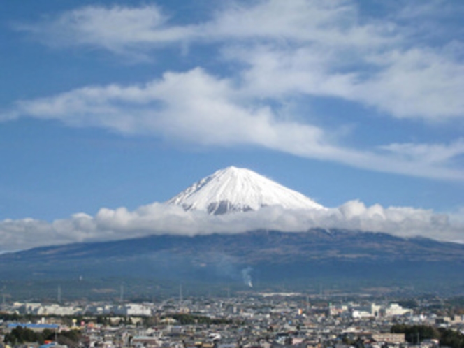 富士山　１２月雲遠く