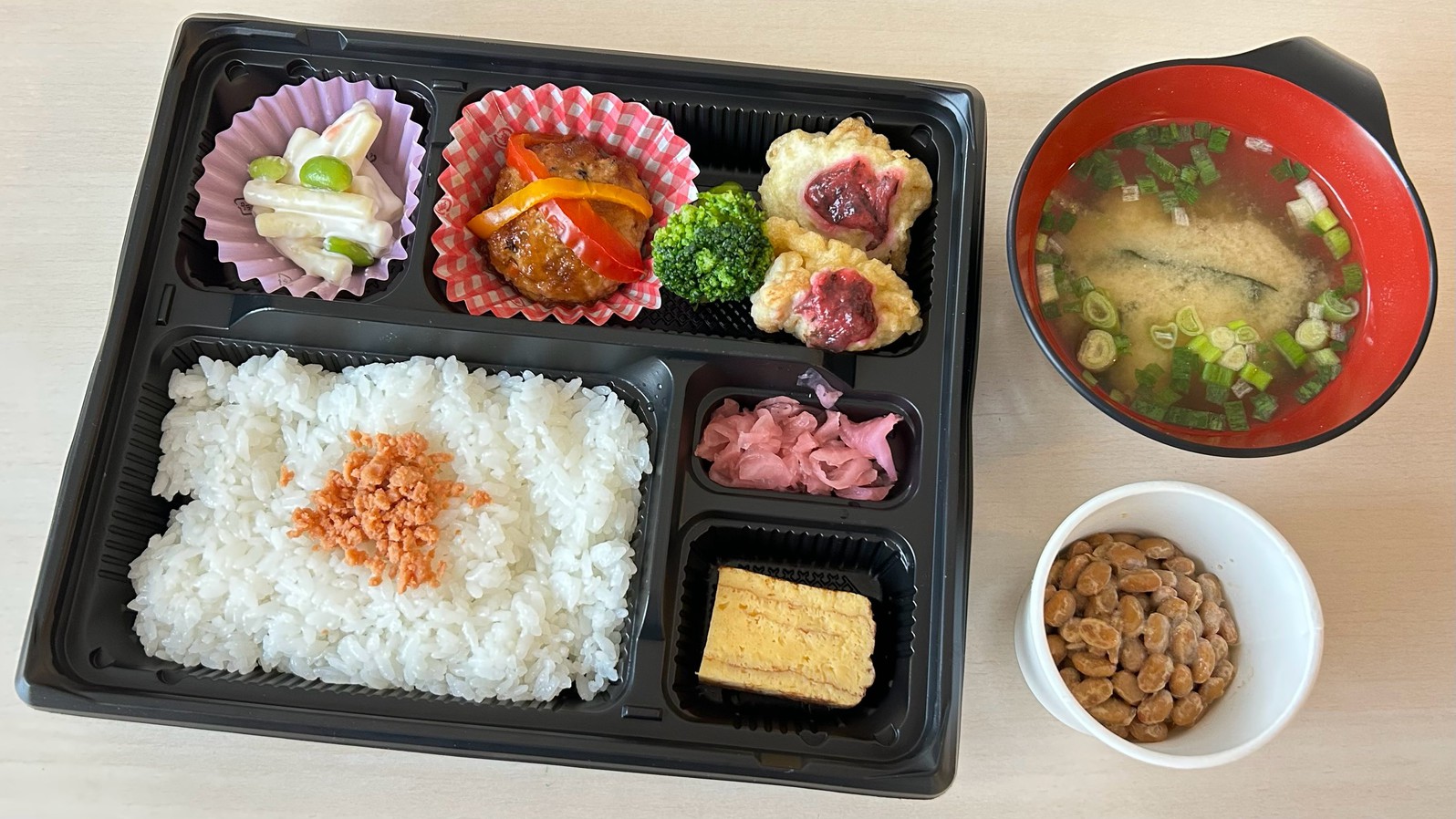■【無料朝食】日替わり弁当（ドリンクバー、あったかいお味噌汁付）/おにぎりになる場合もございます