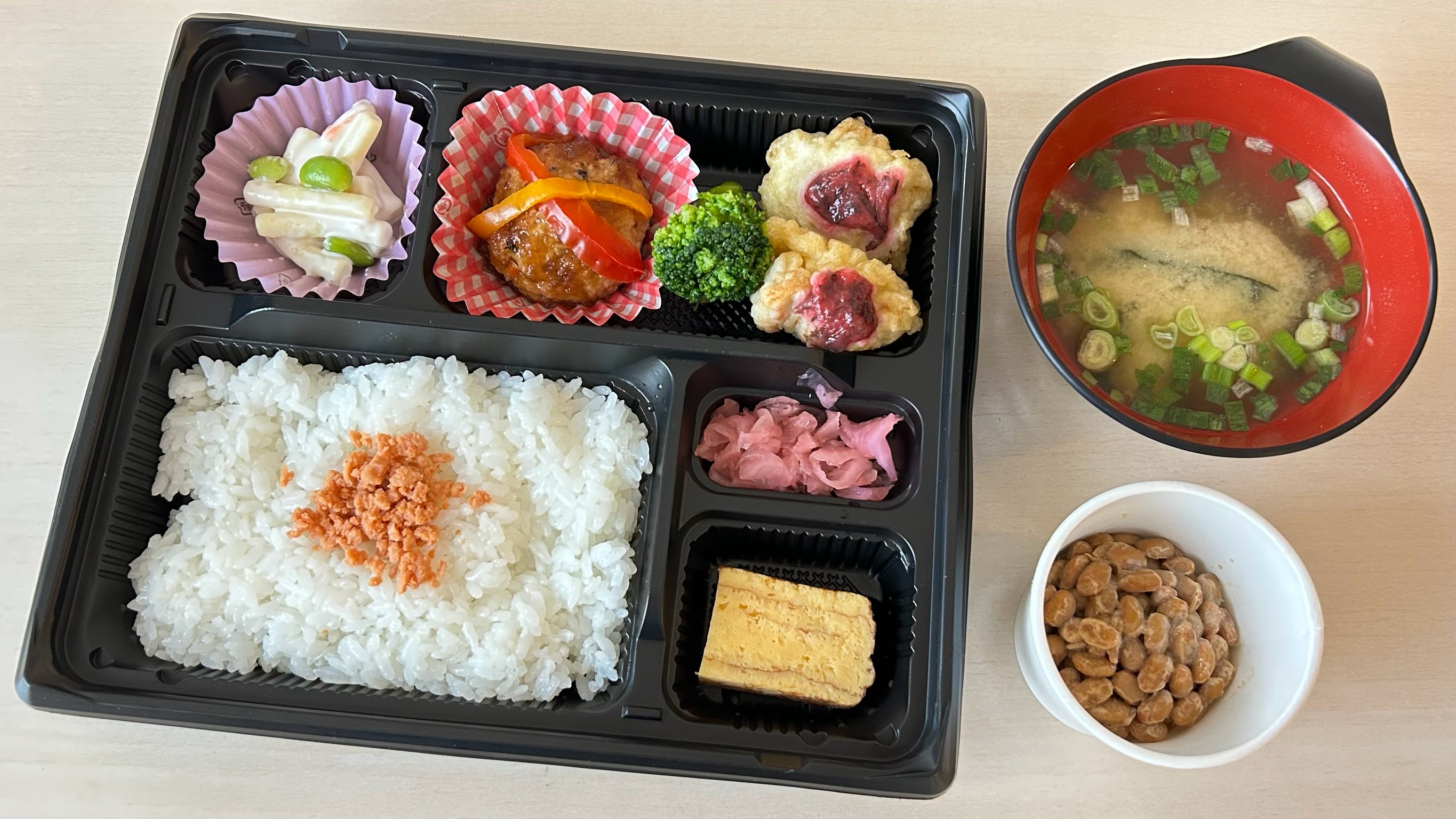 ■【無料朝食】日替わり弁当（ドリンクバー、あったかいお味噌汁付）/おにぎりになる場合もございます