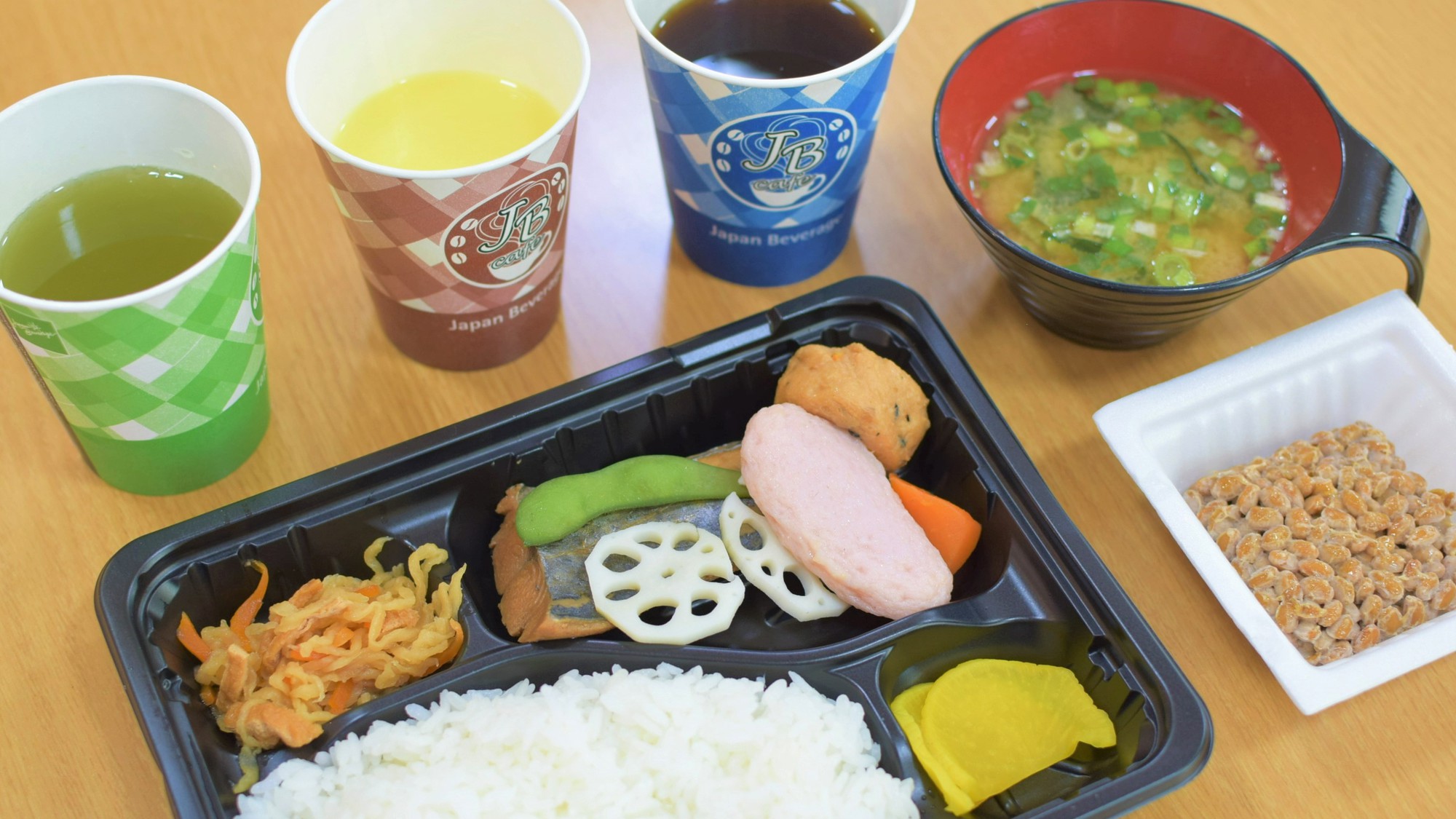 ■【無料朝食】日替わり弁当（セルフ、ドリンクバー、お味噌汁付）/おにぎりになる場合もございます