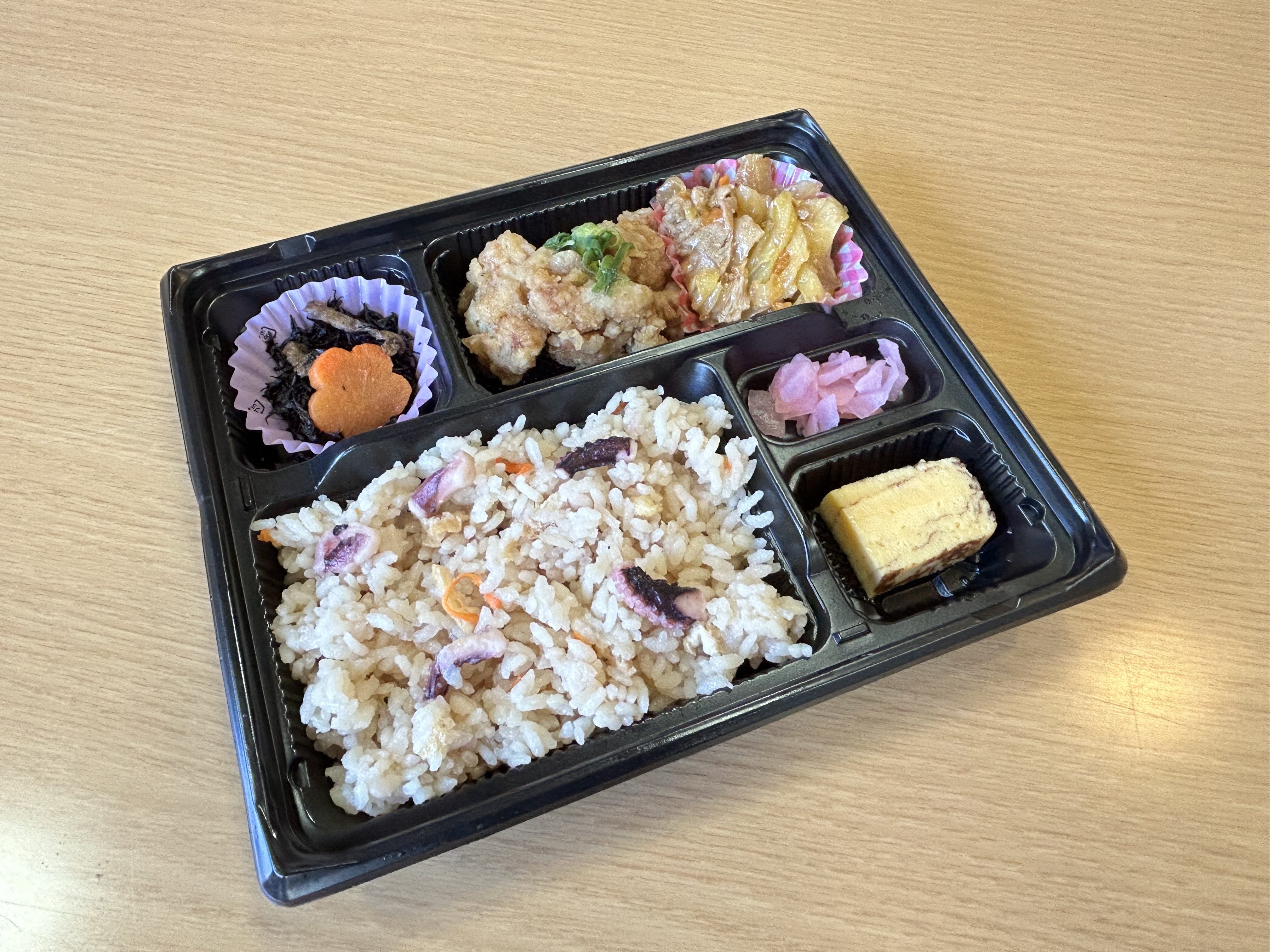 ■【無料朝食】日替わり弁当（ドリンクバー、あったかいお味噌汁付）/おにぎりになる場合もございます