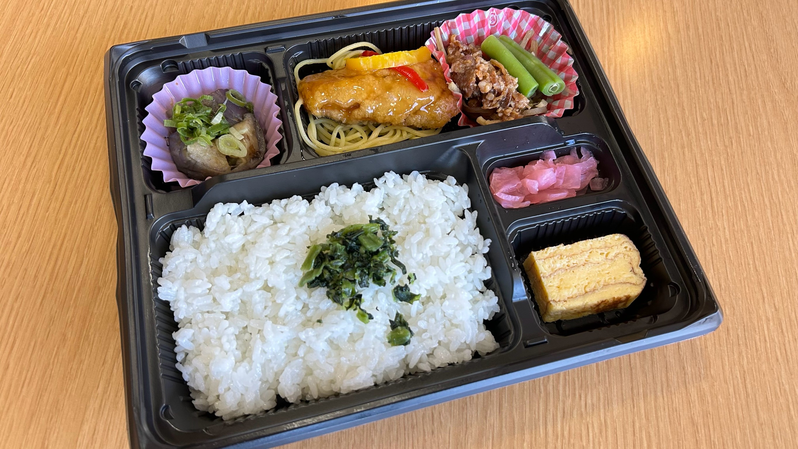 ■【無料朝食】日替わり弁当（ドリンクバー、あったかいお味噌汁付）/おにぎりになる場合もございます