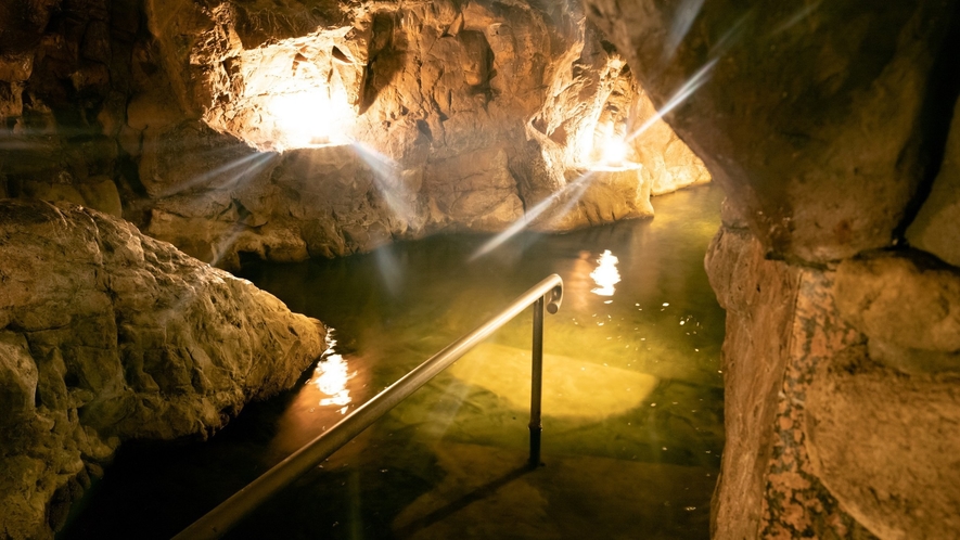 ■1Ｆ大浴場（地下）「豊雅殿」洞窟風呂／洞窟の中でゆっくりするのもよし、探検するのもよし！