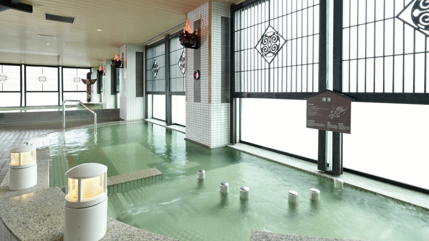 ■8F展望大浴場「天の原」／ 8F大浴場の浴槽も種類豊富です。開放感あふれる空間でお楽しみください。