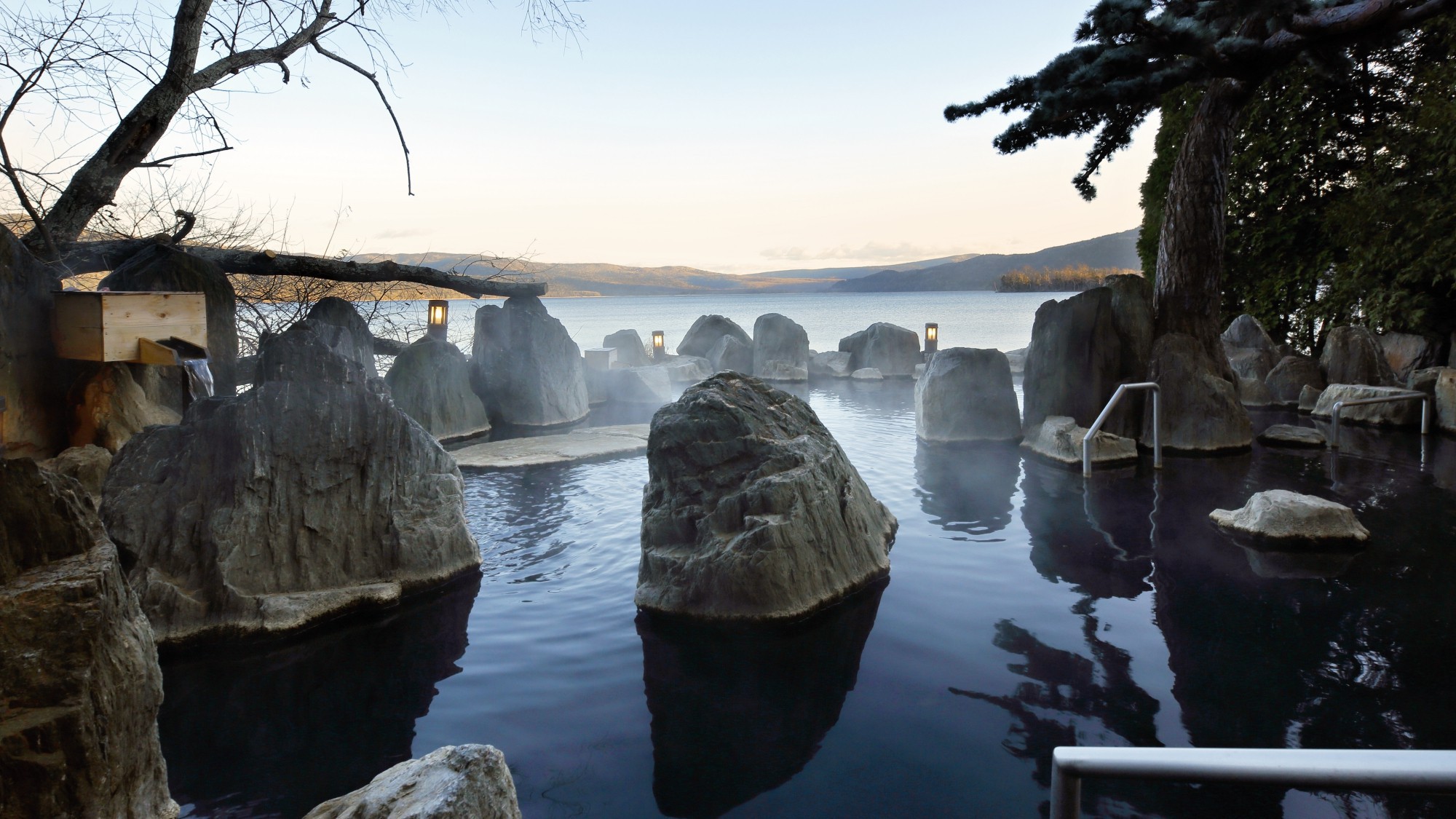 ■1Ｆ庭園露天風呂「鹿泉の湯」／湖との境目は岩一枚。まるで阿寒湖の中に入っているかのようです。