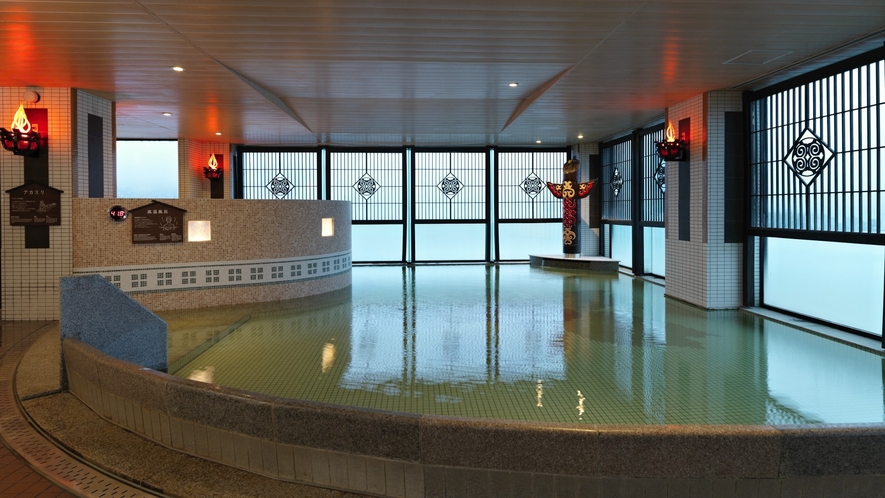 ■8F展望大浴場「天の原」／豊かな湯量と、多種多様な湯船をお愉しみください。