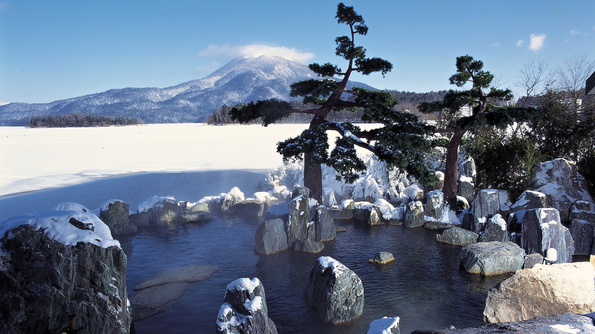 ■1Ｆ庭園露天風呂「鹿泉の湯」（冬）／目の前は阿寒湖！湖上を渡る風を感じながら湖との一体感をどうぞ