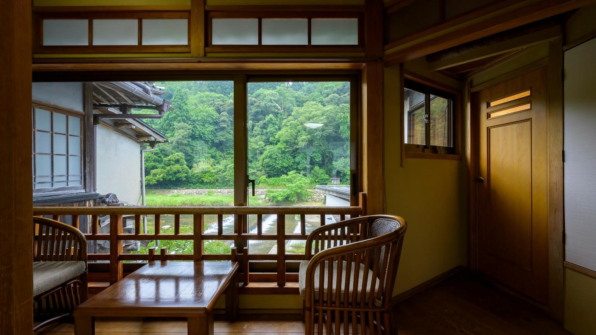 当館最上階にあり、和室やお風呂から三徳川や山から四季折々の景色をご覧いただける準特別室【南天の間】