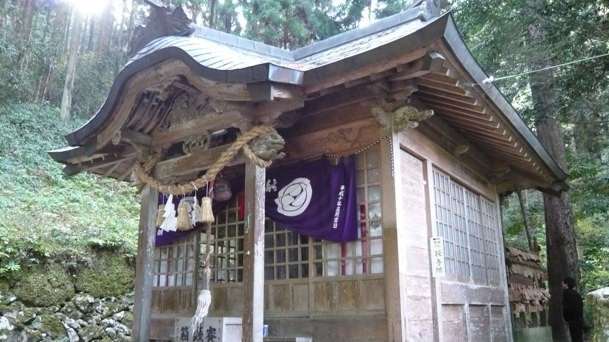 金持神社。当館から車で約1時間20分。金運に効果があると言われており、初詣には多くの方が訪れます。