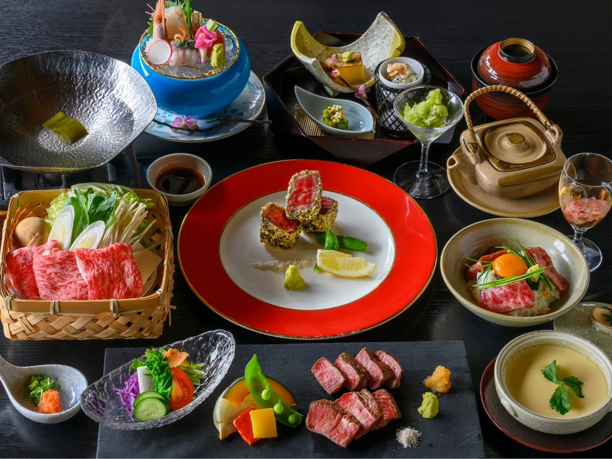 【和牛尽くし会席】ほどけるよう口溶けの薄切り肉は、「しゃぶしゃぶ」と「すき焼き」をお好みで。