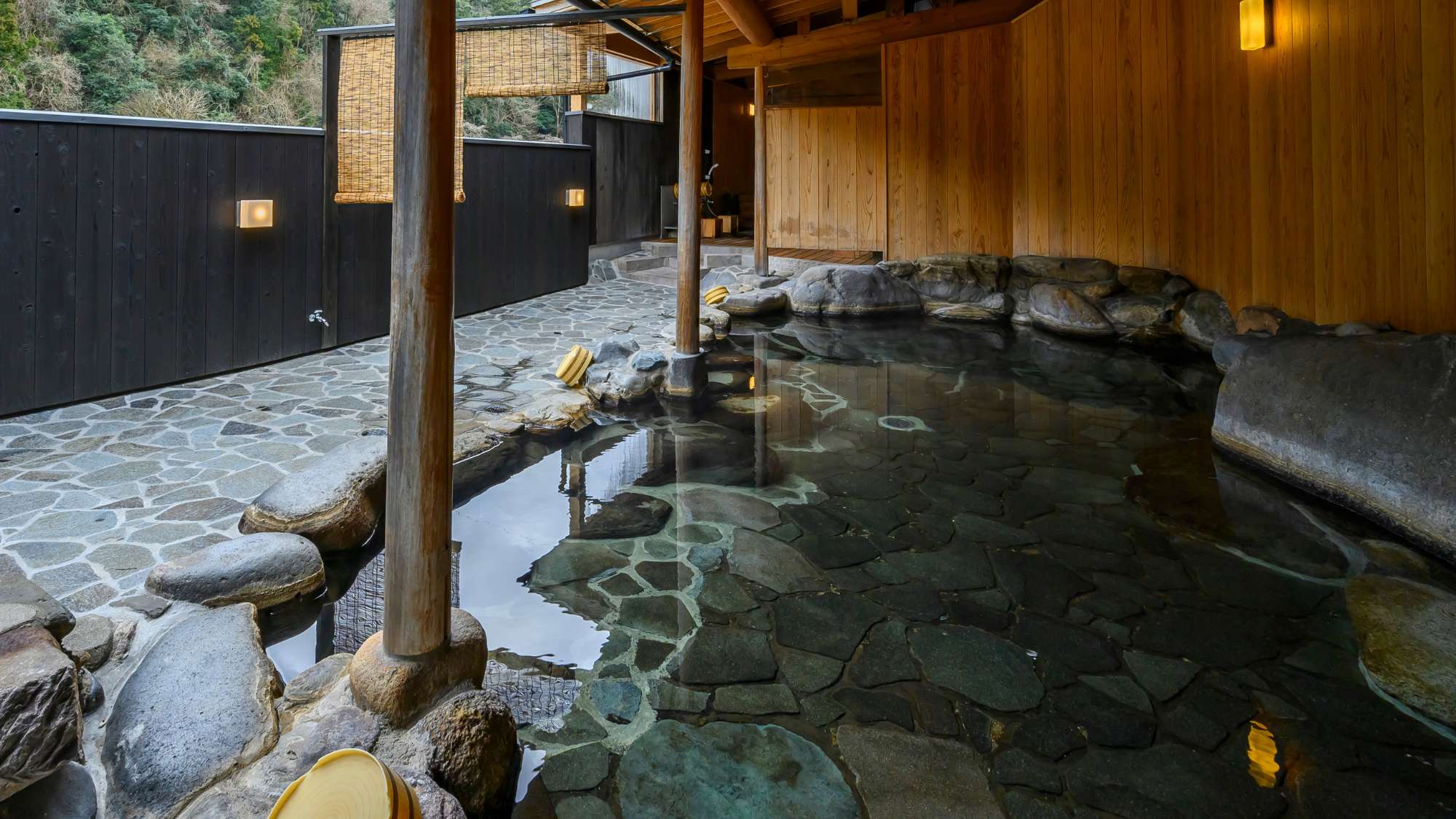 爽やかな空気、三徳川のせせらぎの音とともに上質な温泉を楽しむ「せせらぎの湯」。