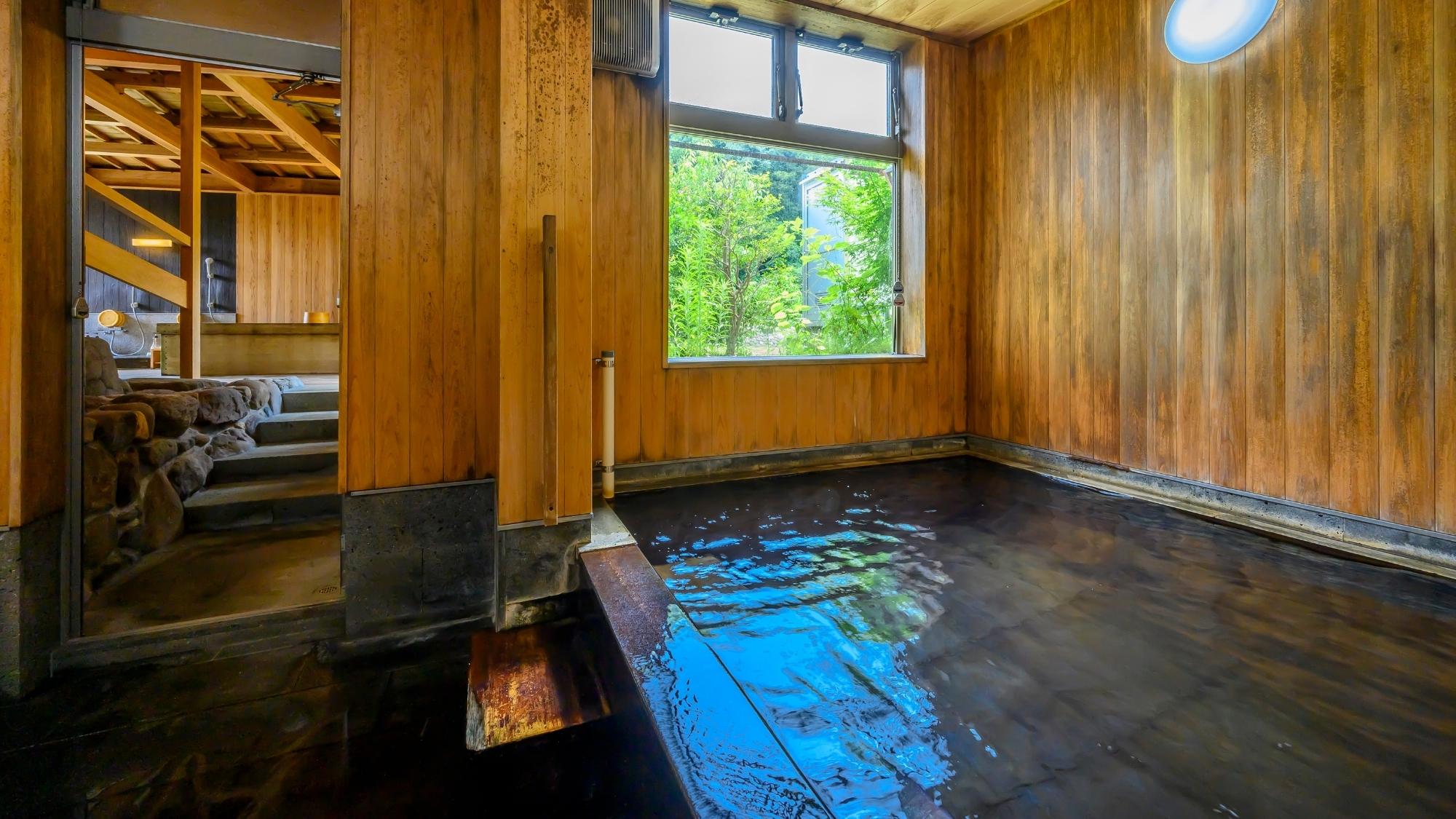 「せせらぎの湯」には、しっとりと寛ぐ内湯もございます。