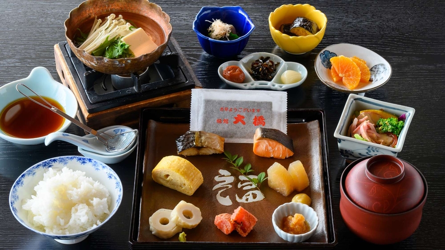 【朝食】大江ノ郷の「天美卵」を使用したふわふわの出汁巻きや、地元の食材を中心に使用したボリューム満点