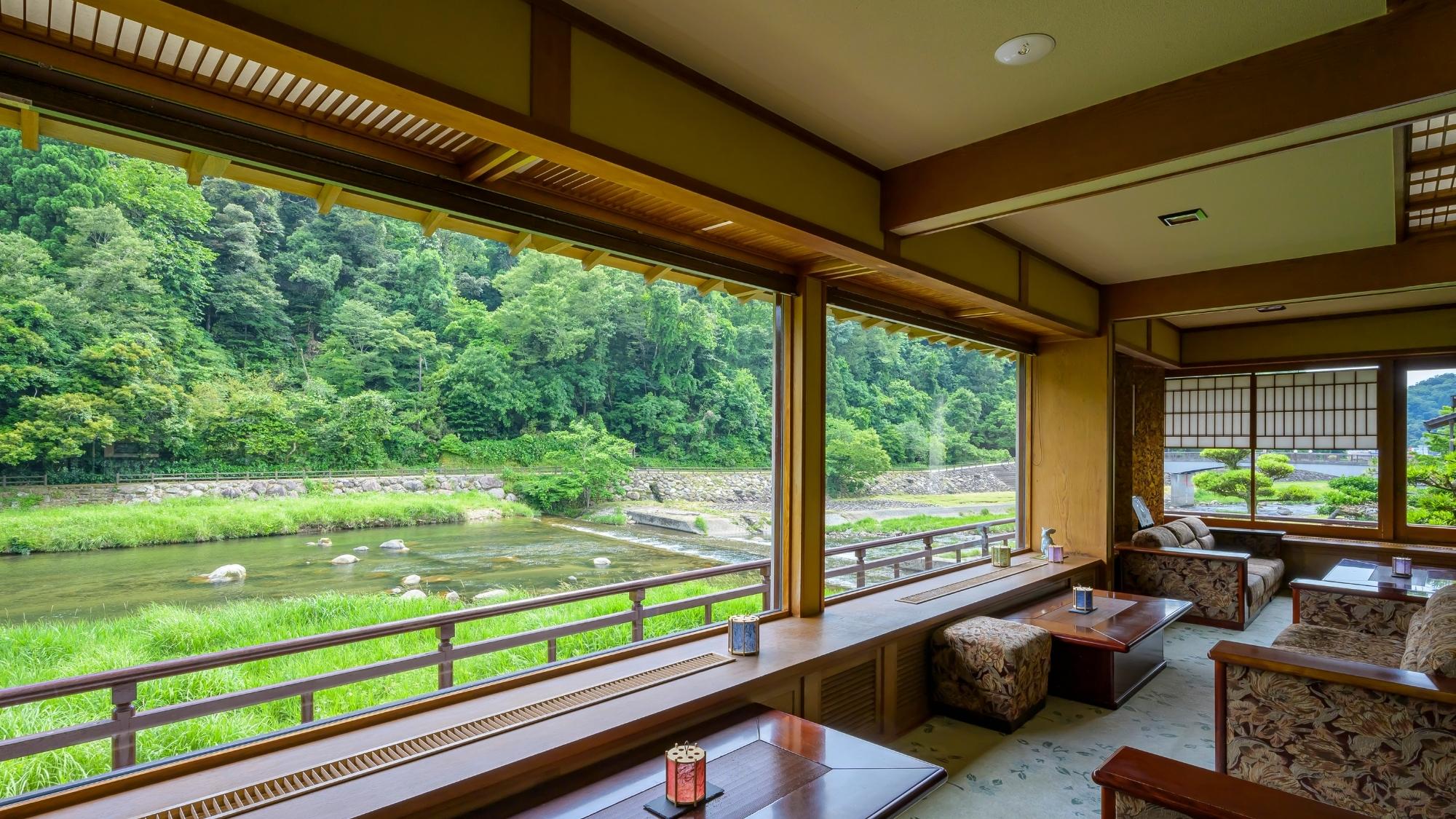 三徳川を眺めながら、ロビーで寛ぐのもおすすめです。