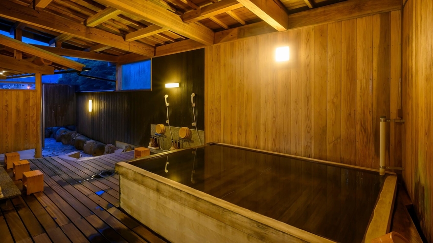 「せせらぎの湯」には檜造りの内風呂も。こちらももちろん源泉かけ流しです。