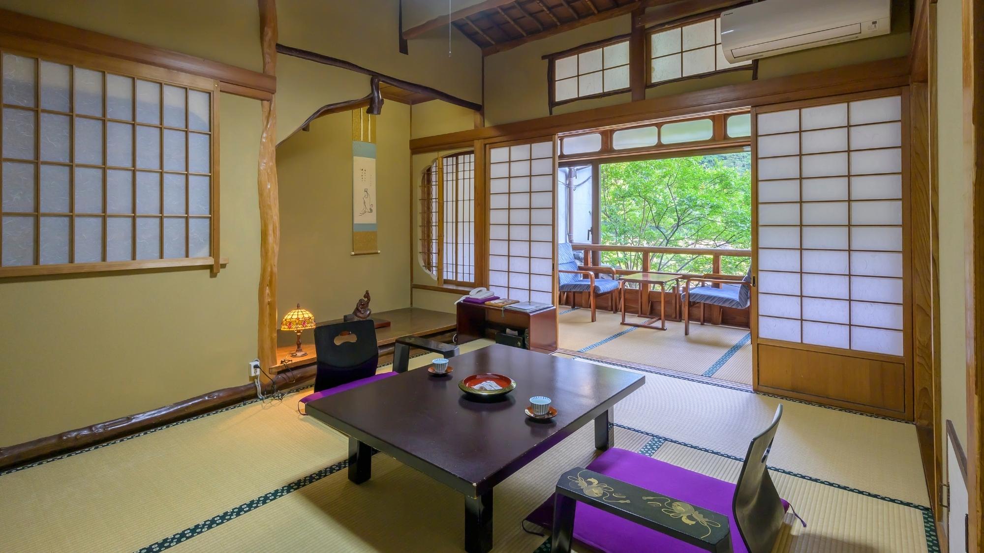 和室からは三徳川を眺め、客室にある露天風呂で周りを気にせず、のんびりと寛ぐ露天風呂付客室【百合の間】