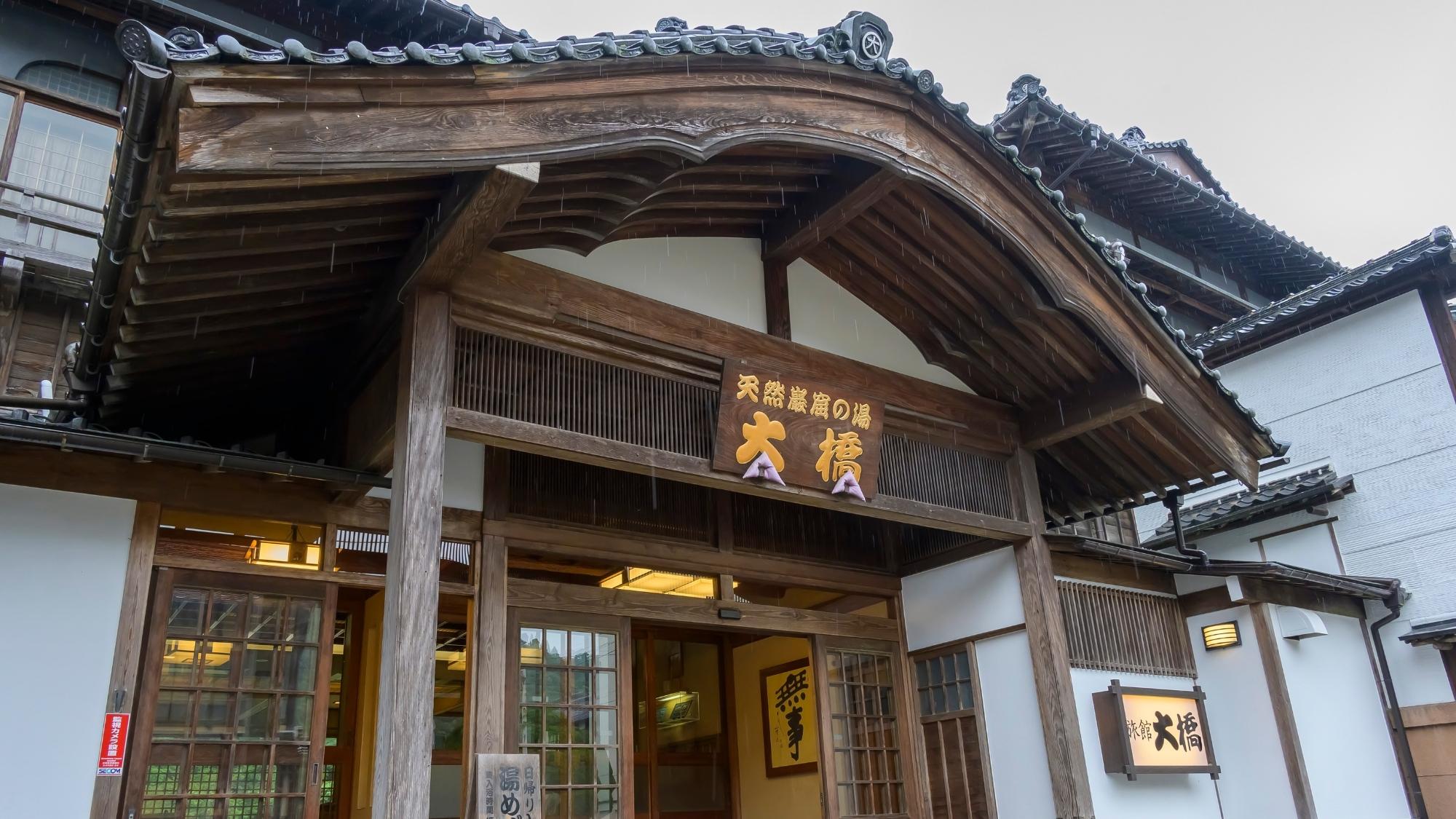 唐破風の創りは、昭和７年から変わらぬ風格ある佇まいです。
