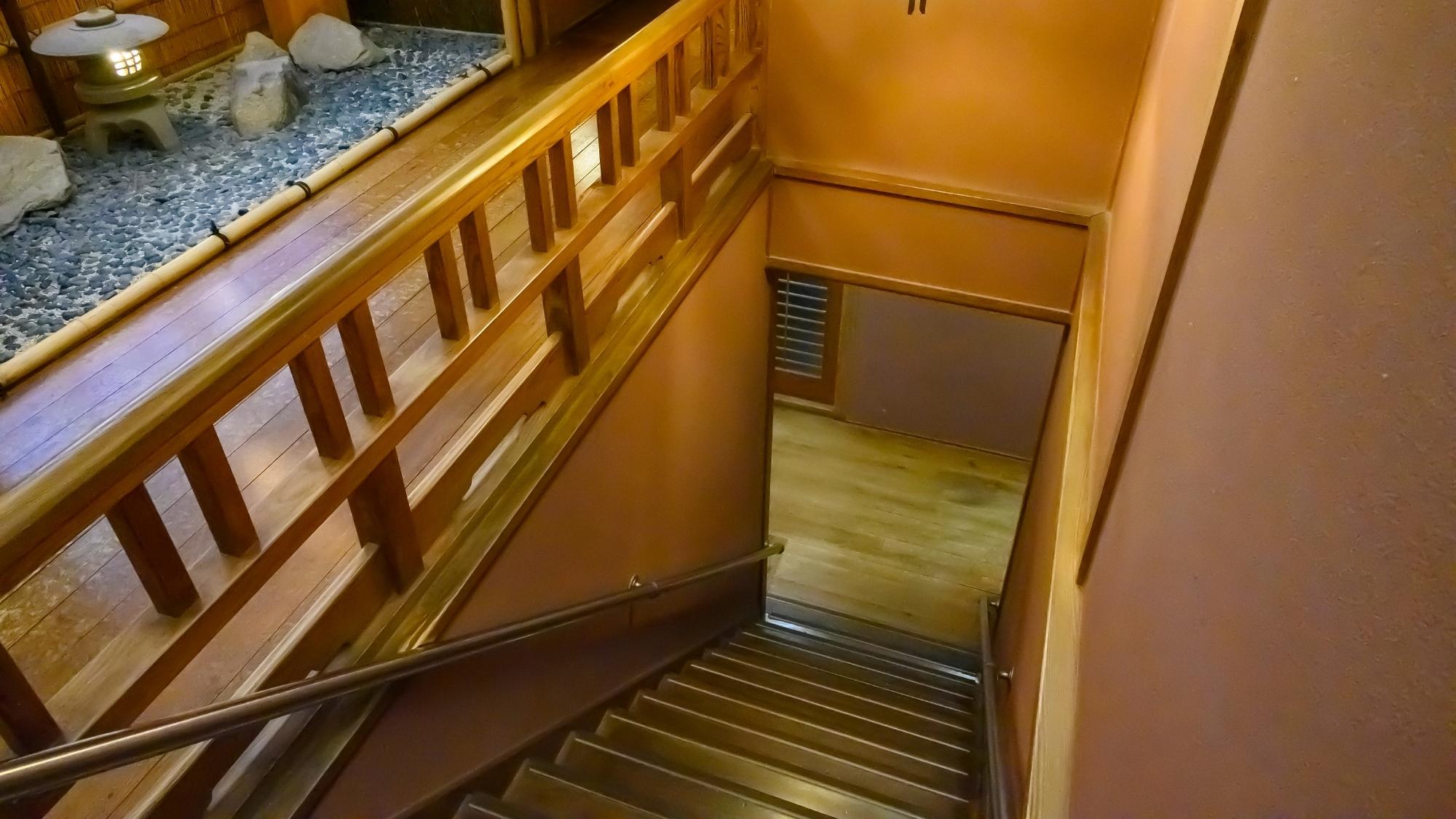 木造建築ゆえ、館内にはエレベーターはございません。補助が必要な場合はお気軽に係へお声がけください。