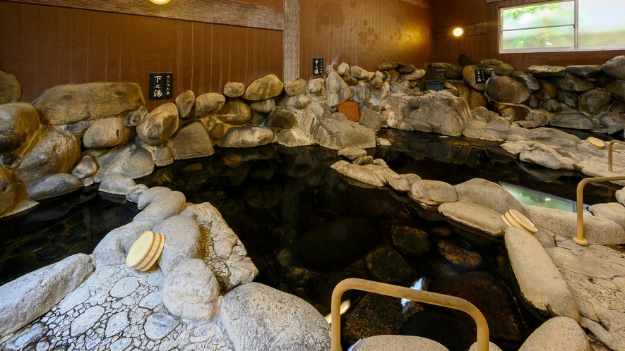 三徳川に温泉が湧き出ていたものを、そのまま湯船に使用した天然の岩風呂「巌窟の湯」